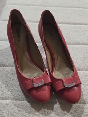 Like New Geox Salmon Colored Leather Bow-Accent Heels